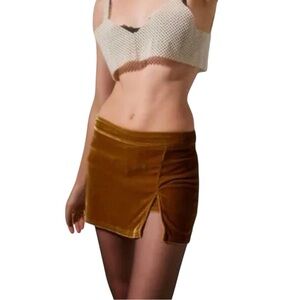 Urban Outfitters Grace Velvet Low Rise Mini Skort 💕